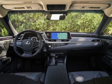 Lexus ES po raz pierwszy z napędem czterech k&oacute;ł